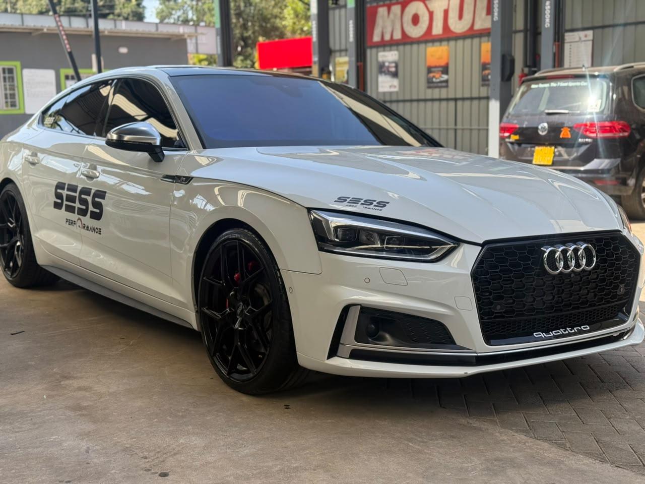 Audi S5 and Volkswagen Golf at the Servisus Runda workshop
